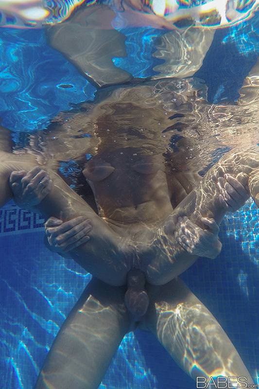 Martina Gold follada en la piscina por un suertudo