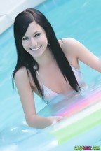 Primer plano del coñito depilado de Catie Minx en una piscina, foto 1