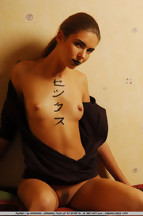 Alena Bevza con unos caracteres asiáticos pintados sobre su cuerpo, foto 8