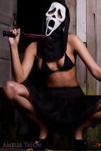 Amelia Talon posa con la mascara de Scream, foto 6