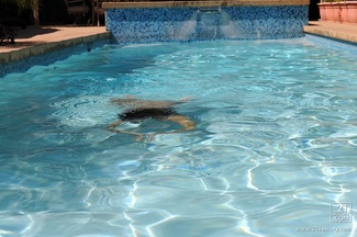 Ann Marie posa desnuda en una piscina, foto 2