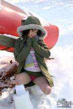 Ariel Rebel enseña sus tetas pequeñas en la nieve, foto 3