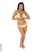 Carmen Croft posa con un bikini amarillo, foto 1