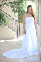 Danielle Delaunay posa con un vestido de novia, foto 5