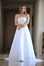 Danielle Delaunay posa con un vestido de novia, foto 10