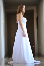 Danielle Delaunay posa con un vestido de novia, foto 11