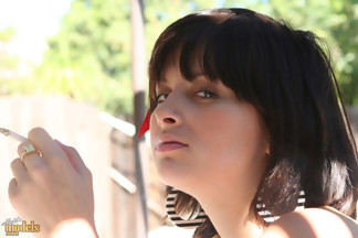 Ellie Idol fumándose un cigarro, foto 8