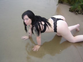 Foxxy Angel bañandose en ropa interior en un rio, foto 5