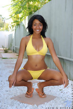 Jazmin Ryder quitándose un bikini amarillo, foto 2