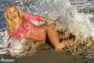 Las tetas grandes de Jenny Poussin mojadas en una playa, foto 14