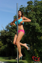 Krystal Webb sobre una barra de striptease, foto 10