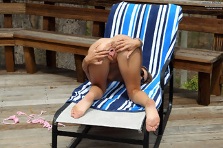 Laney Rose embadurna su cuerpo en aceite y abre su coñito depilado, foto 9