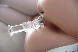 Mirabella masturbándose con un dildo de cristal, foto 9