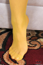 Missy quitándose unas medias amarillas, foto 4