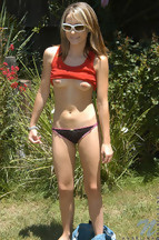 Nadia Taylor desnudándose al aire libre, foto 9