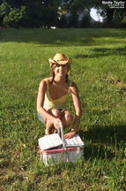 Nadia Taylor con un sombrero de cowboy, foto 1
