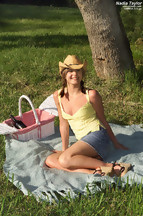 Nadia Taylor con un sombrero de cowboy, foto 2