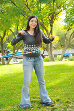 Nadine Sage jugando con un hula hoop, foto 1