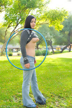 Nadine Sage jugando con un hula hoop, foto 3