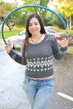 Nadine Sage jugando con un hula hoop, foto 5