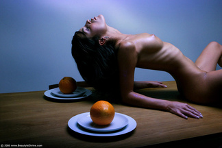 Nella exprimiendo naranjas, foto 2