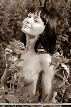 Olya O desnuda en el jardín de su casa, foto 5