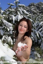 Ornella totalmente desnuda en la nieve, foto 2