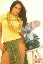 Selena Spice en una fiesta hawaiana, foto 1