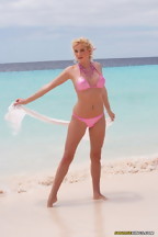 Sophie Carina con un bikini rosa muy sexy, foto 1