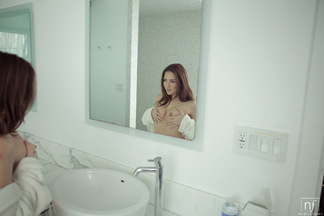 Cassie Laine en el cuarto de baño enseñando su coñito depilado, foto 2