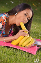 Davon Kim masturbándose con un plátano, foto 4