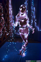 Emma Hix follada adornada con luces de navidad, foto 1