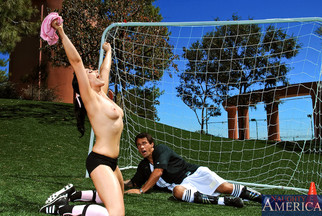 Franchezca Valentina follándose a Alan Stafford en un campo de fútbol improvisado, foto 3