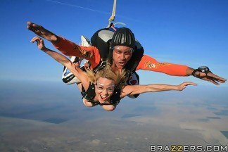 Kagney Linn Karter y Krissy Lynn comparten la polla de Scott Nails después de tirarse en paracaidas, foto 9