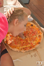 Kiki Cyrus en pizza con mamada a domicilio, foto 7