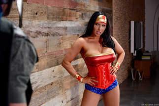 Parodia de Wonder Woman con la MILF Romi Rain, foto 3